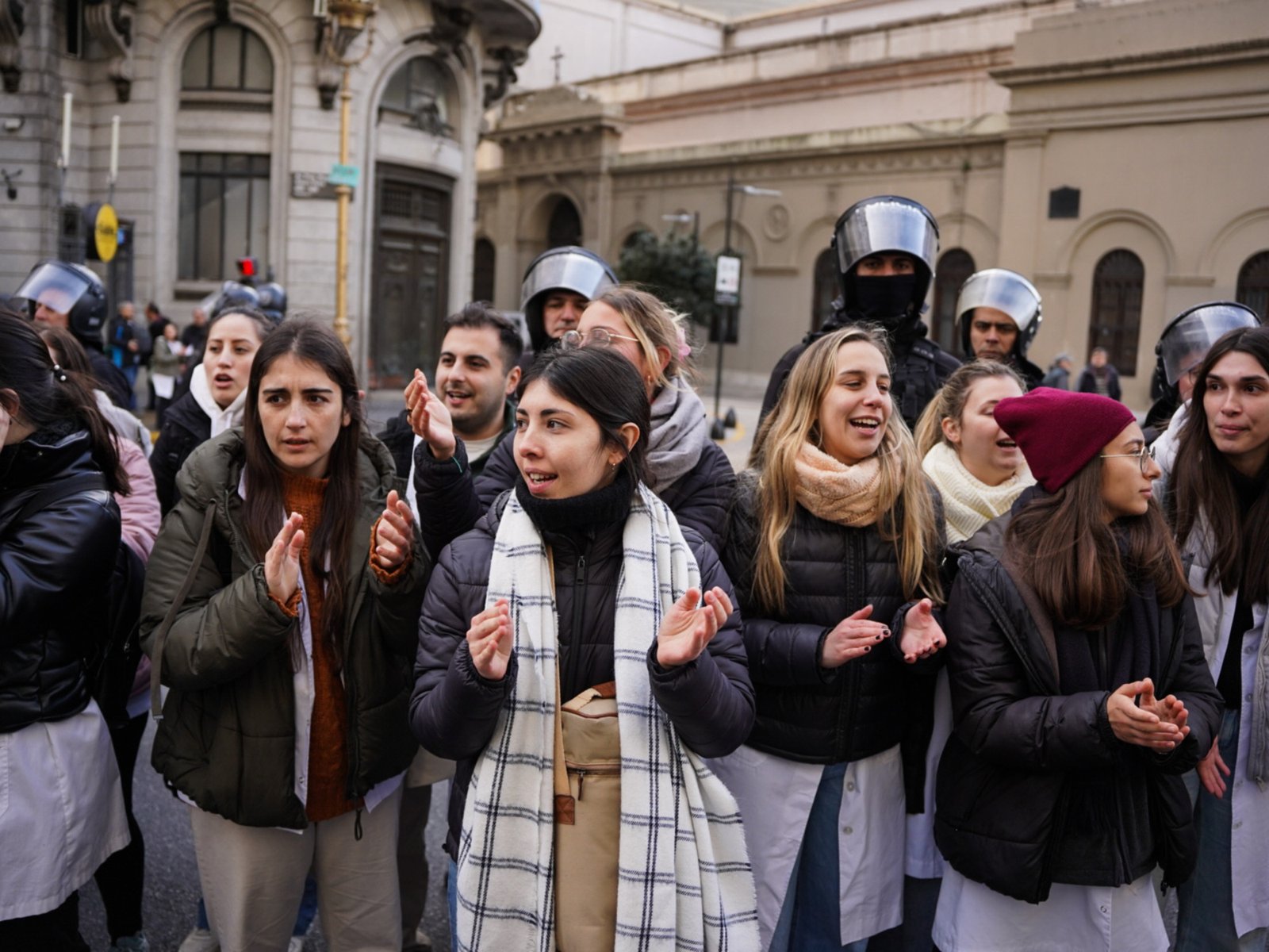 El Gobierno explicó la causa legal por la que resolvió cambiar las residencias médicas por dos "becas"