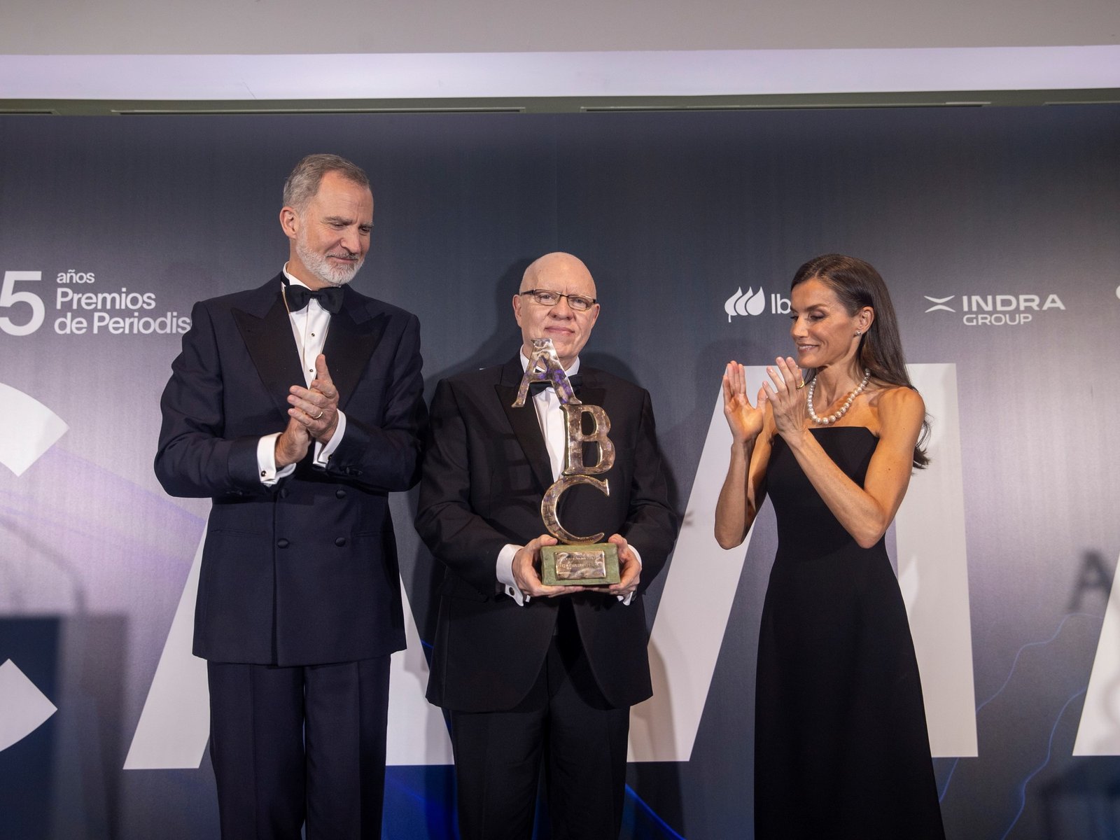 El Rey de España elogió la trayectoria del argentino Jorge Fernández Díaz al entregarle el premio Mariano de Cavia