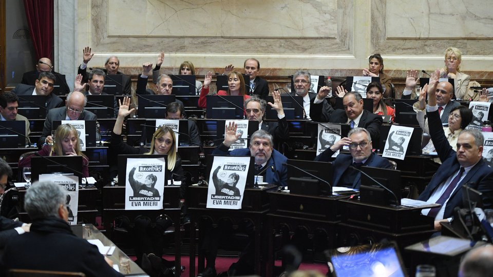 El Senado le puso un límite a la motosierra y dejó a Milei contra las cuerdas | La oposición y los gobernadores aprobaron con amplias mayorías los proyectos anti ajuste