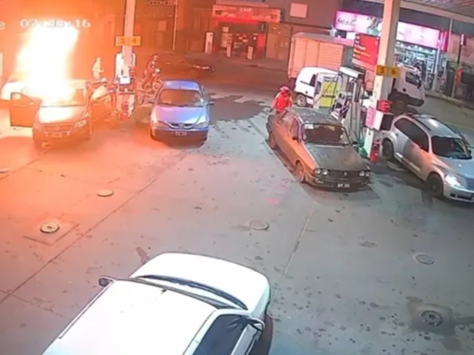 El dramático momento en que un auto explota en una estación de servicio y el playero logra escapar de milagro