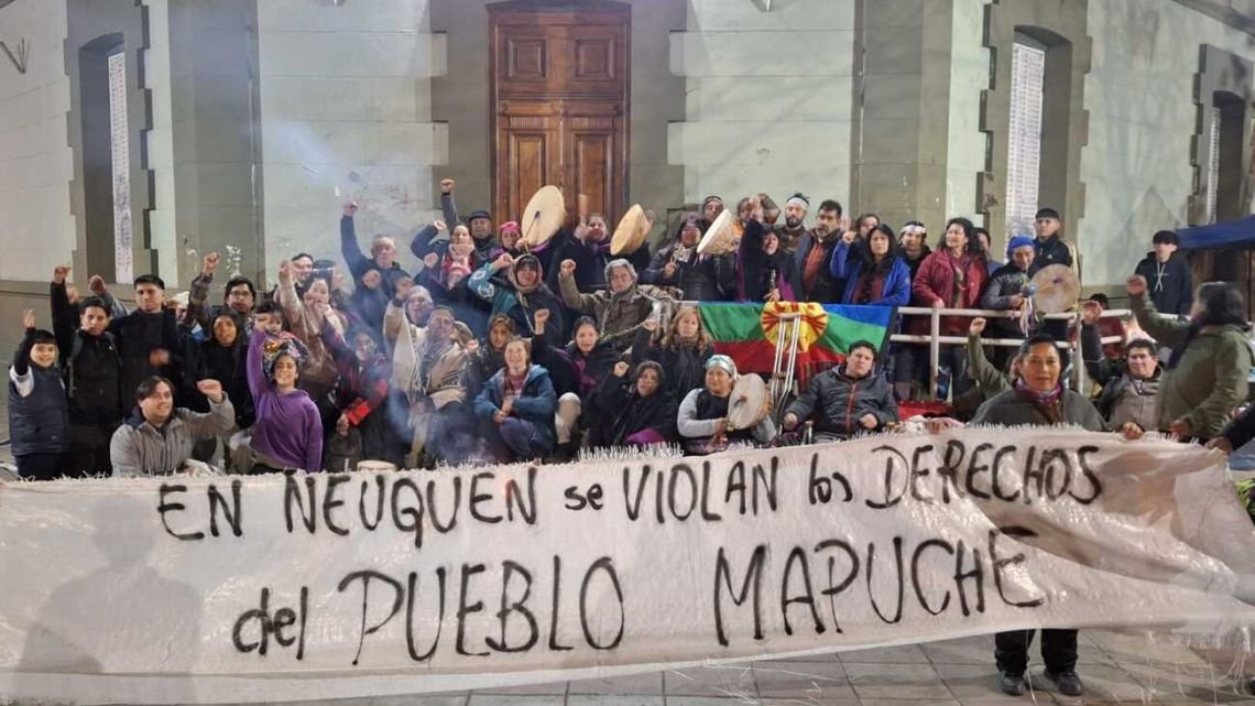 El gobierno de Neuquén desalojó una protesta mapuche en la Casa de Gobierno