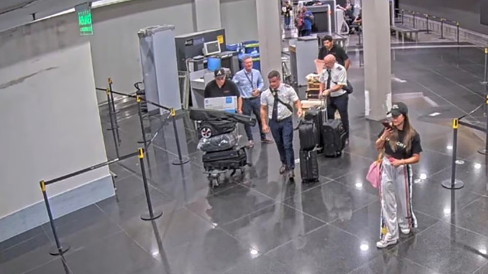 El piloto de la valijera dio su versión de cuál era el contenido del equipaje | La libertaria Arrieta, señalada por ingresar al país con 10 valijas sin declarar