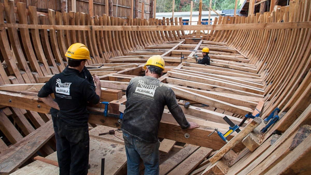 El viaje del único carpintero naval chileno que trabaja en la réplica del ballenero San Juan, hundido hace 500 años