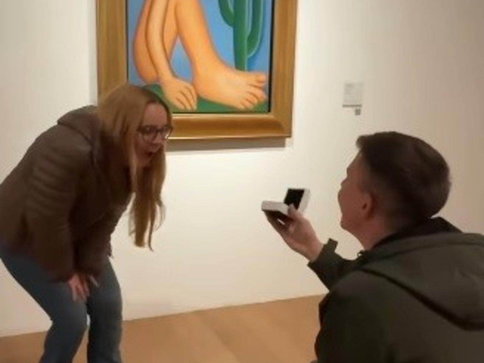 Ella se llama Tarsila y su novio le propuso matrimonio delante del cuadro «Abaporu» del Malba