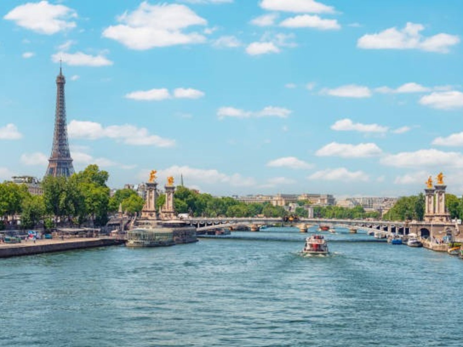 En París, 110 kilómetros de tuberías subterráneas combaten el calor del Louvre y otros monumentos