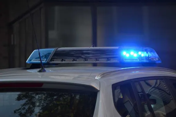 En descomunal asalto a delivery, le roban  el auto, lo rocían con nafta, amenazan con  quemarlo, lo tiran a un canal y le disparan 