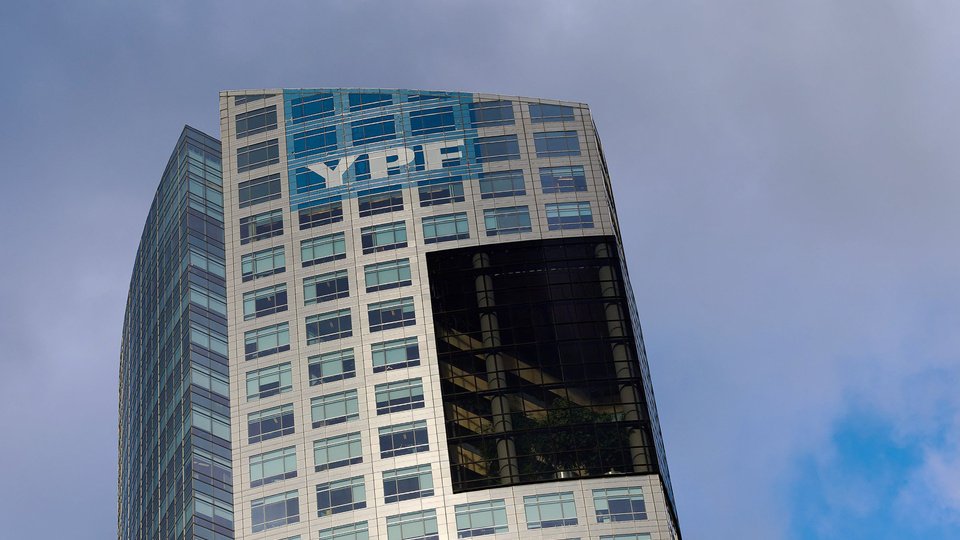 En plena ofensiva de los fondos buitre contra YPF, el Gobierno desguazó la Procuración del Tesoro | Hacia un Estado sin abogados