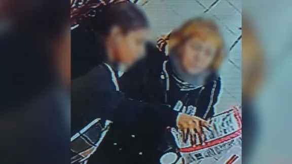 Escrachan a madre e hija robando whisky y detergente en un autoservicio