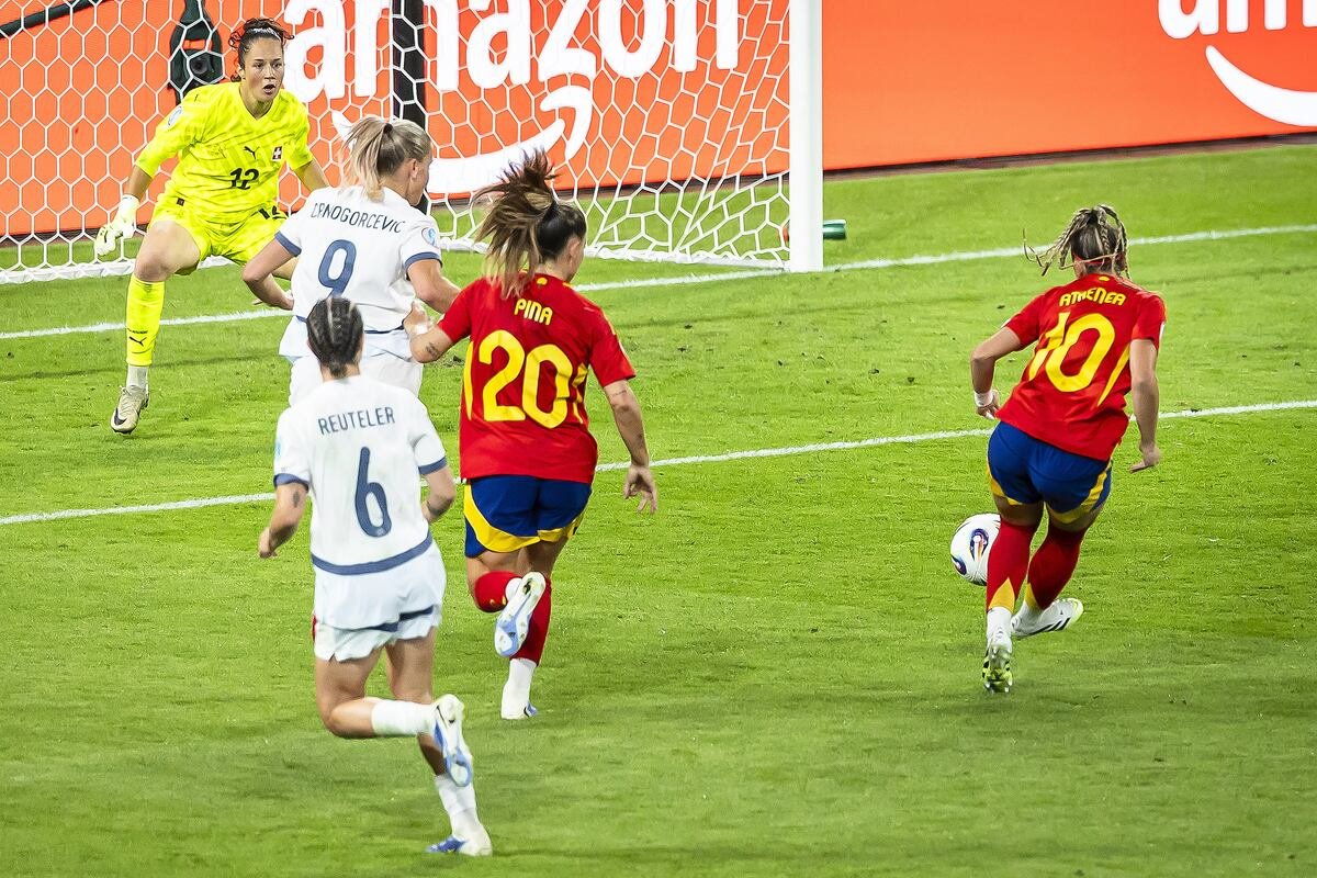 Athenea Del Castillo (derecha) marca el primer gol de España contra Suiza en los cuartos de final de la Eurocopa.