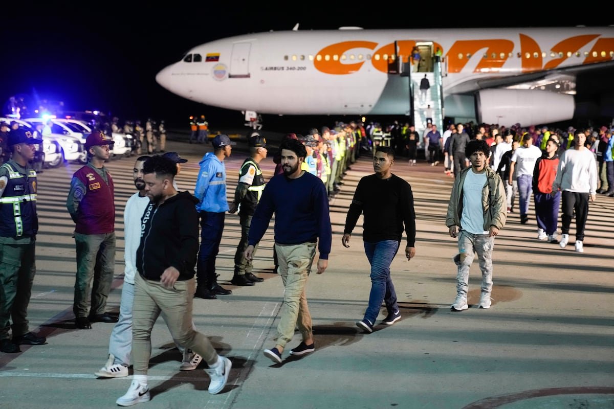 Estados Unidos rompe su récord con 209 vuelos de deportación en junio tras registrar el primer aumento importante de la era Trump | Inmigración en Estados Unidos