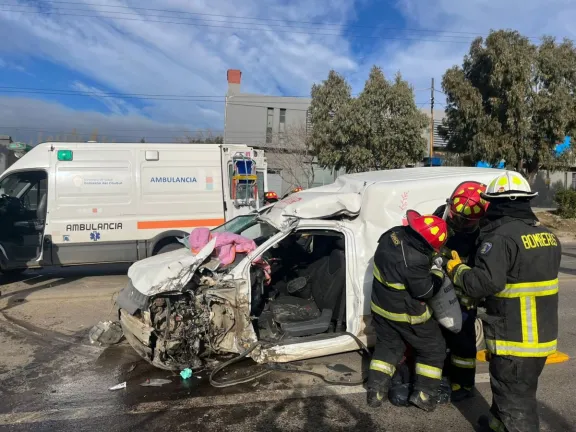 Fuerte choque entre una Fiorino y un camión: el conductor del utilitario quedó atrapado