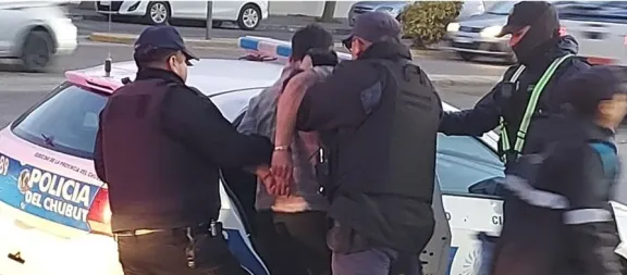 Golpeó a una mujer y le arrebató la cartera