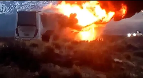 Incendio de un colectivo en la Ruta 40: todos los pasajeros fueron evacuados a tiempo