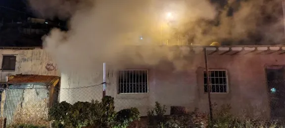 Incendio en una vivienda: un hombre fue hospitalizado por quemaduras e inhalación de humo