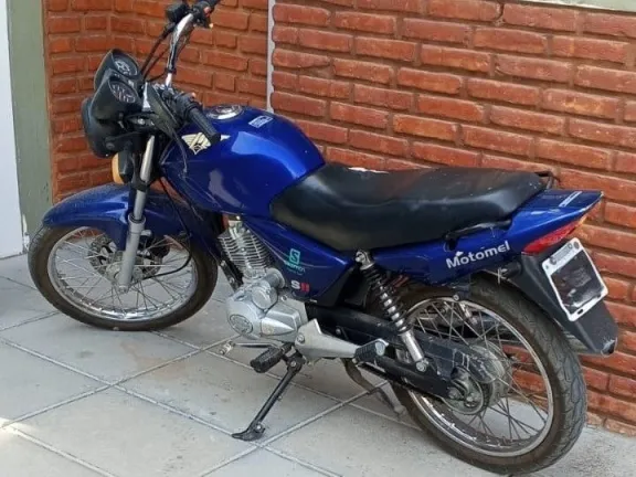 Intentaron robar una moto frente a una escuela y terminaron detenidos