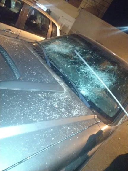 Intentó cobrar una deuda y terminó detenido por dañar un auto en pleno centro