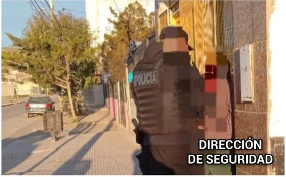 Intento de robo en avenida Kennedy: tiró una piedra a un motociclista y fue detenido