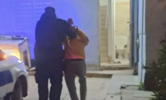 Intentó robar una mochila de un auto y fue detenido por vecinos
