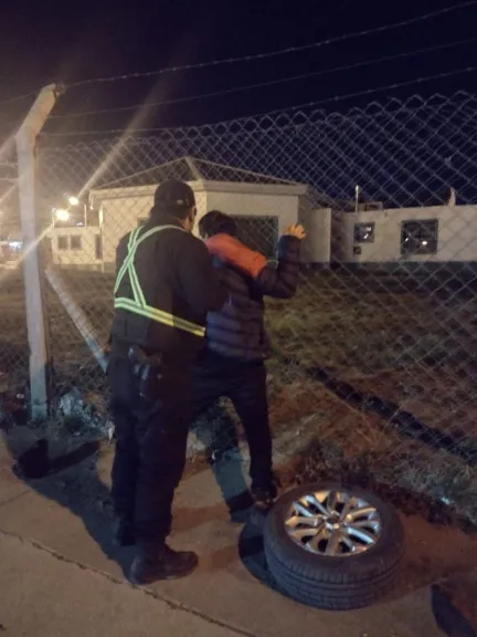 Intentó robar una rueda en Zona Sur y fue sorprendido por la Policía