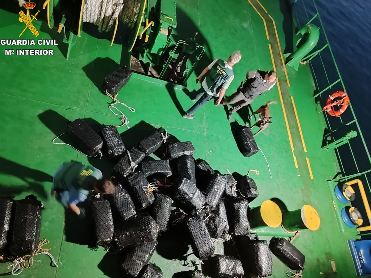 Intervenido frente a Cádiz un buque con al menos 1.300 kilos de cocaína a bordo | España