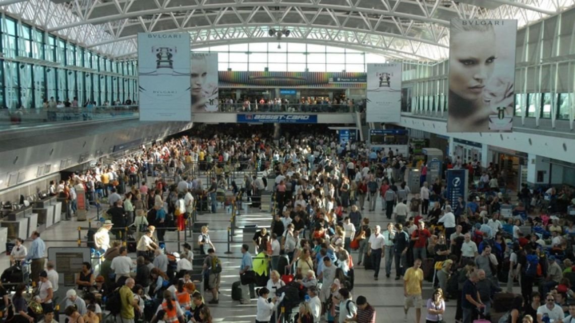 Investigan una millonaria estafa con pasajes aéreos que perjudicó a cientos de familias