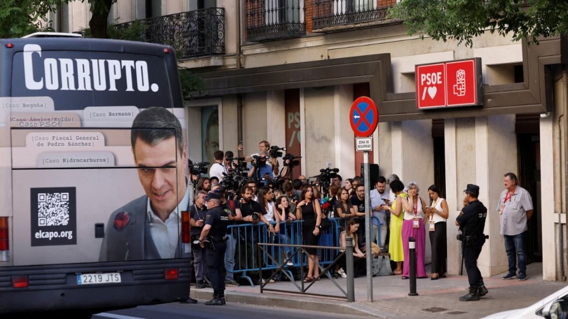Jaqueado por los escándalos, Pedro Sánchez cambia ‘algo’ en el PSOE (tratando que no lo cambien a él)