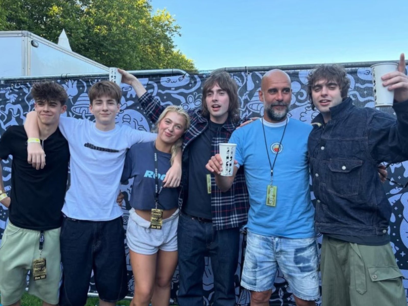 Josep Guardiola vibró con el regreso de Oasis a Manchester y Liam Gallagher lo defendió de algunos abucheos del público