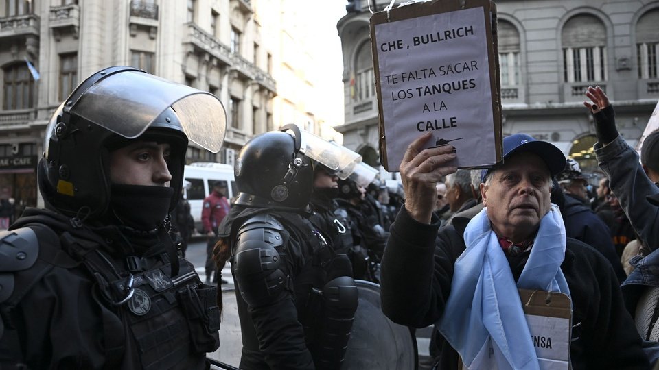 Jubilados y organismos de Derechos Humanos marcharon al Congreso | «Para poner límite a la barbarie fascista y racista del Gobierno de Milei»