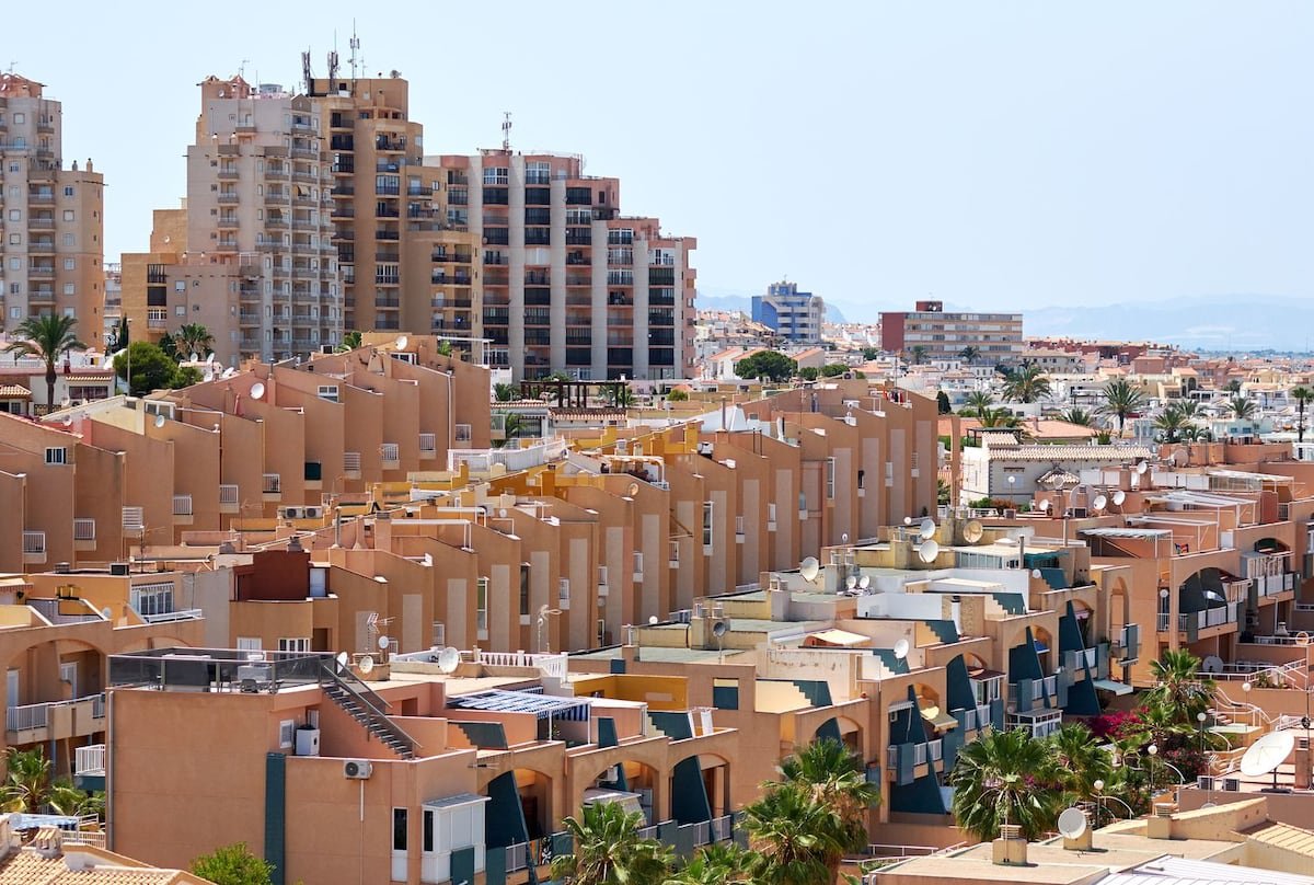 La Generalitat dará de baja más de 6.000 pisos turísticos en Alicante | Noticias de la Comunidad Valenciana