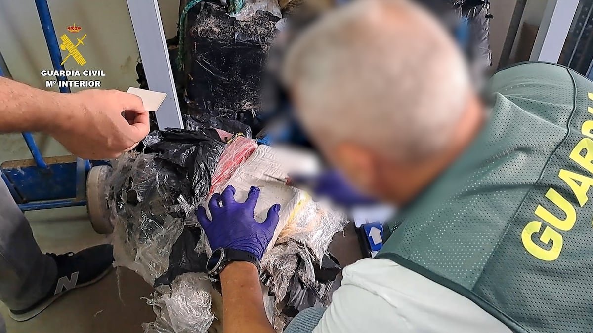 La Guardia Civil frustra un alijo de cocaína en la costa de Barbate | España