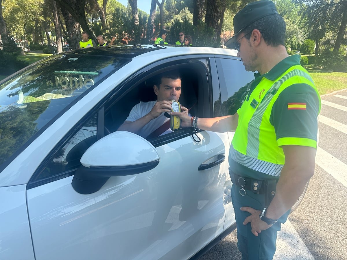 La Guardia Civil realizará hasta el domingo 30.000 pruebas de alcohol y drogas al día | España
