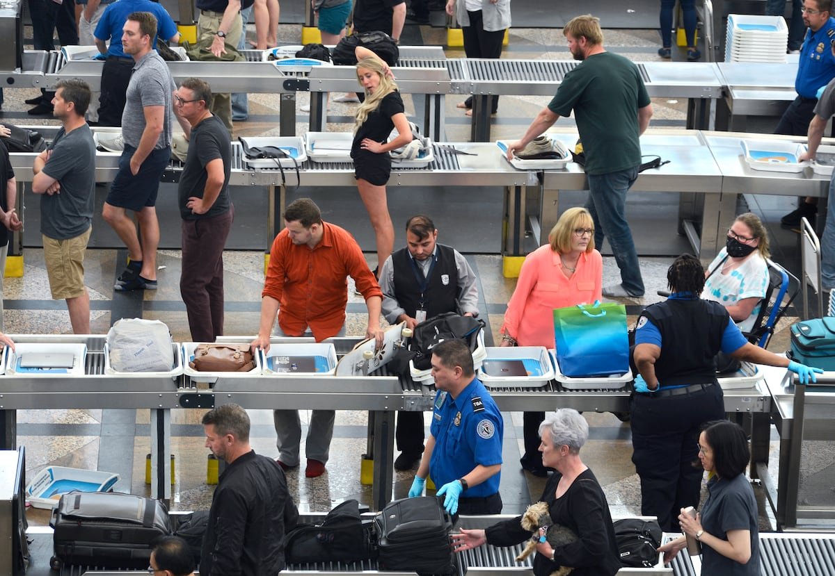 La TSA pone fin a la obligación de quitarse los zapatos en los controles de seguridad de los aeropuertos en Estados Unidos