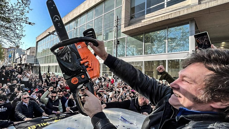 La motosierra ahora va por los empleados púbicos en situación de disponibilidad | Milei y Sturzenegger siguen destruyendo el Estado