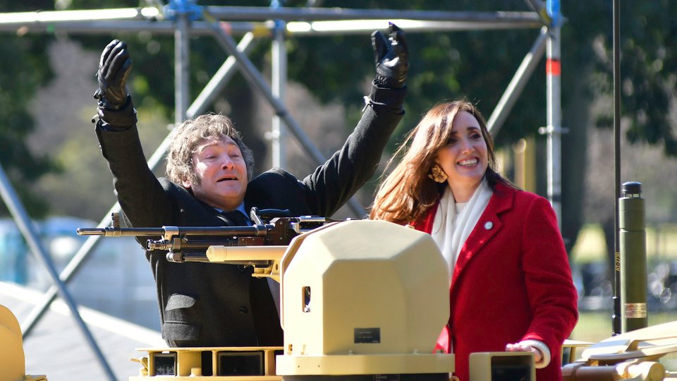 La motosierra llegó al desfile militar del 9 de julio | Para ahorrar unos mil millones de pesos y evitar un cara a cara entre Milei y Villarruel