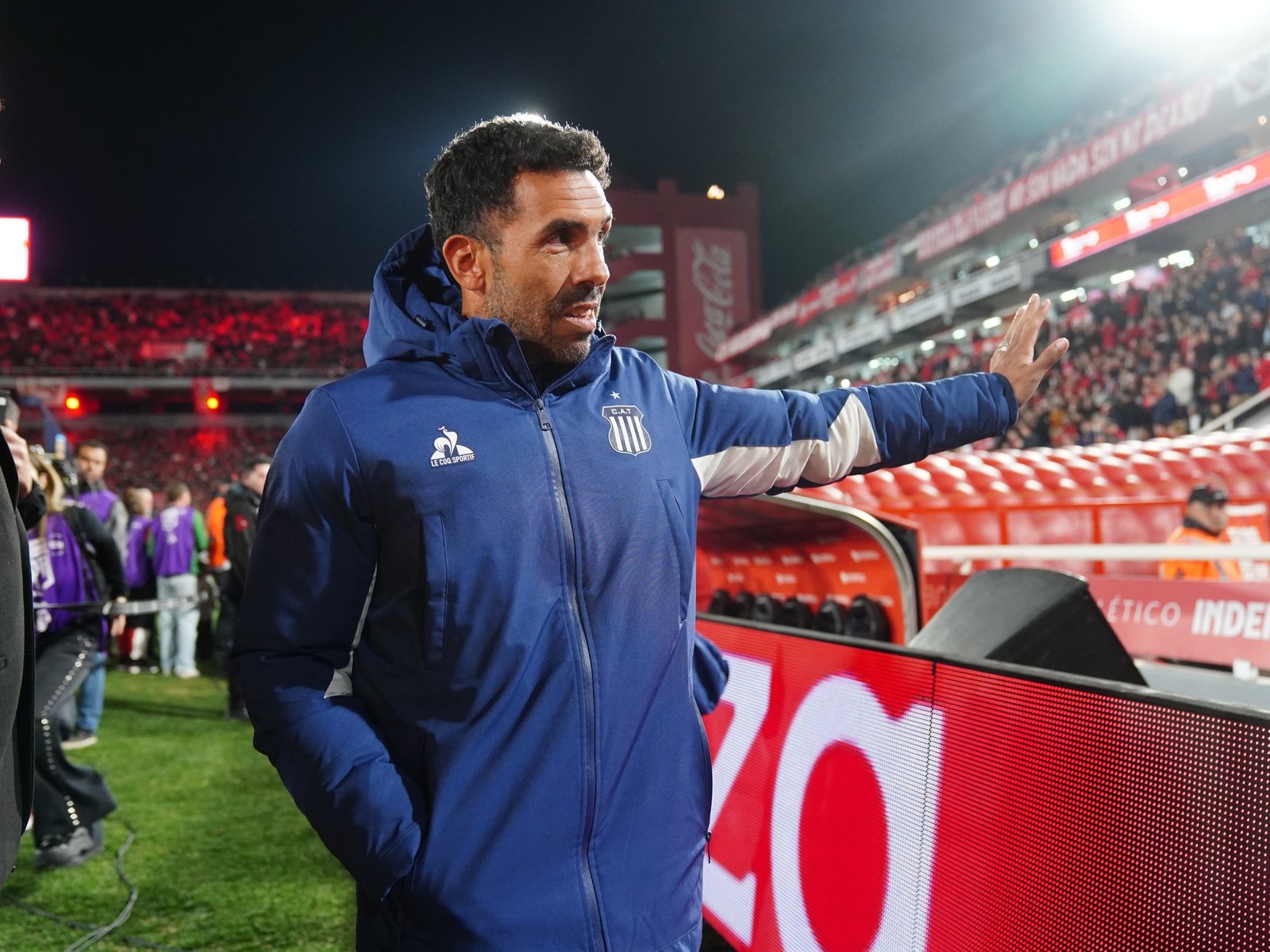 La vuelta de Tevez a cancha de Independiente: de las criticas por los "malos refuerzos" a los agradecimientos por agarrar un fierro caliente