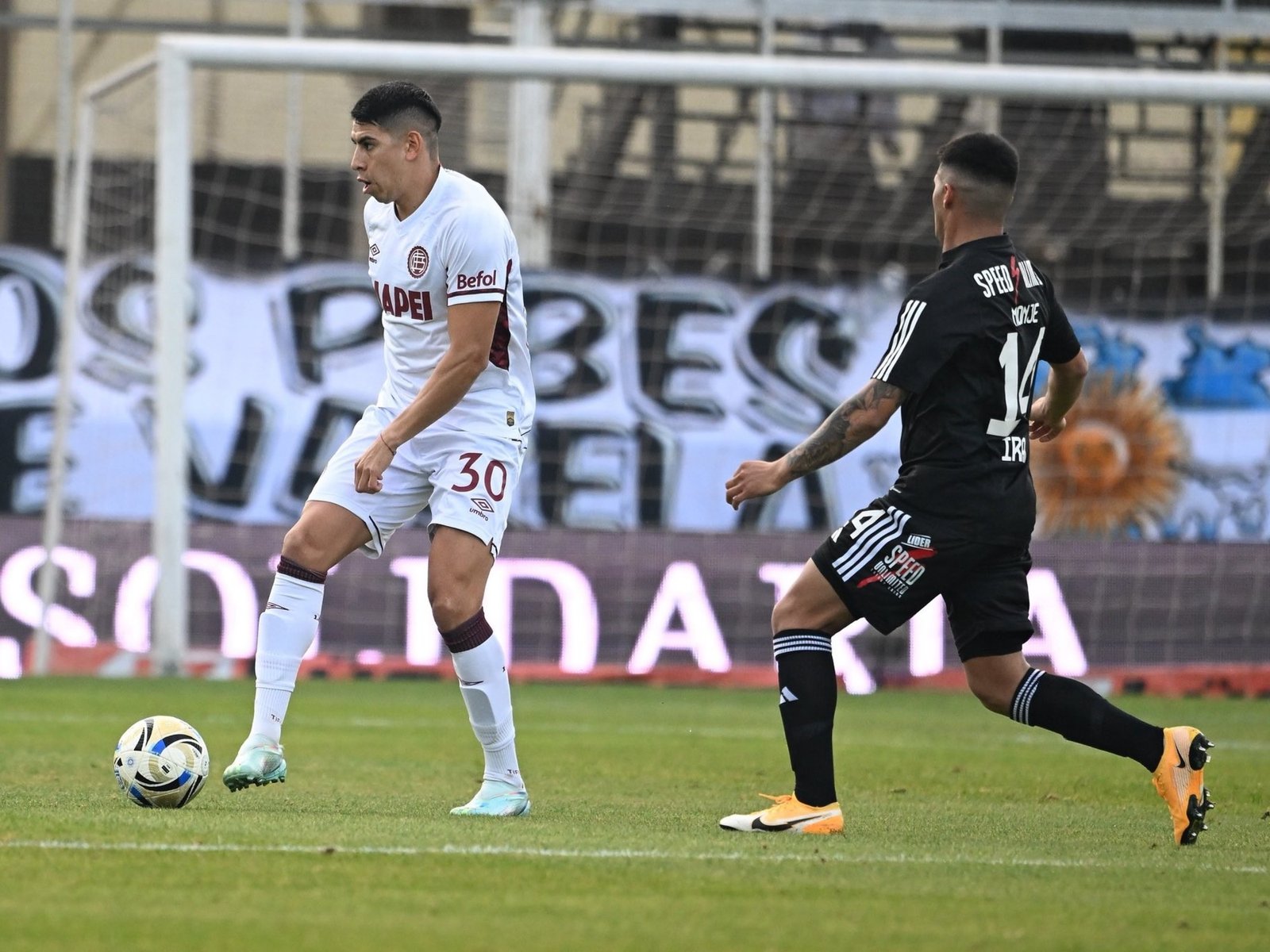 Lanús dominaba el partido pero el laboratorio de Riestra tuvo la fórmula del éxito y le dio la victoria al Malevo