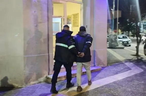 Le dio un cabezazo en el rostro a un hombre y terminó detenido