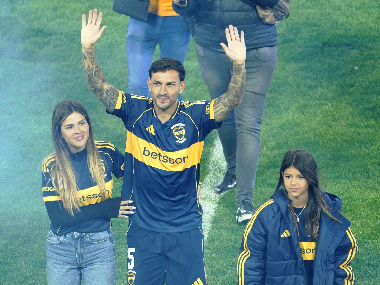 Leandro Paredes volvió a Boca y se emocionó frente a una Bombonera con 50 mil hinchas que renovaron la ilusión