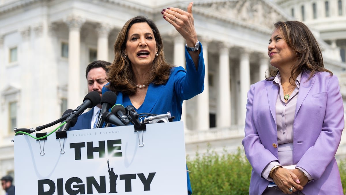 Ley Dignidad: Dos congresistas latinas presentan una ambiciosa propuesta bipartidista de reforma migratoria | Inmigración en Estados Unidos