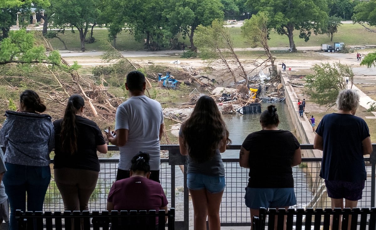 Lluvias torrenciales que se fortalecieron en horas y un condado sin un sistema de alertas adecuado: la combinación letal que devastó Texas