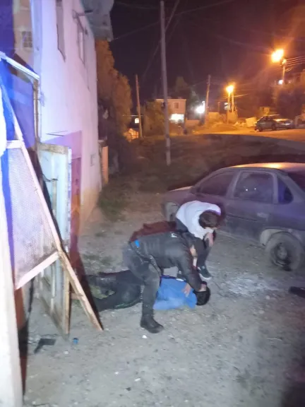 Lo atraparon cuando huía con cosas robadas de una camioneta