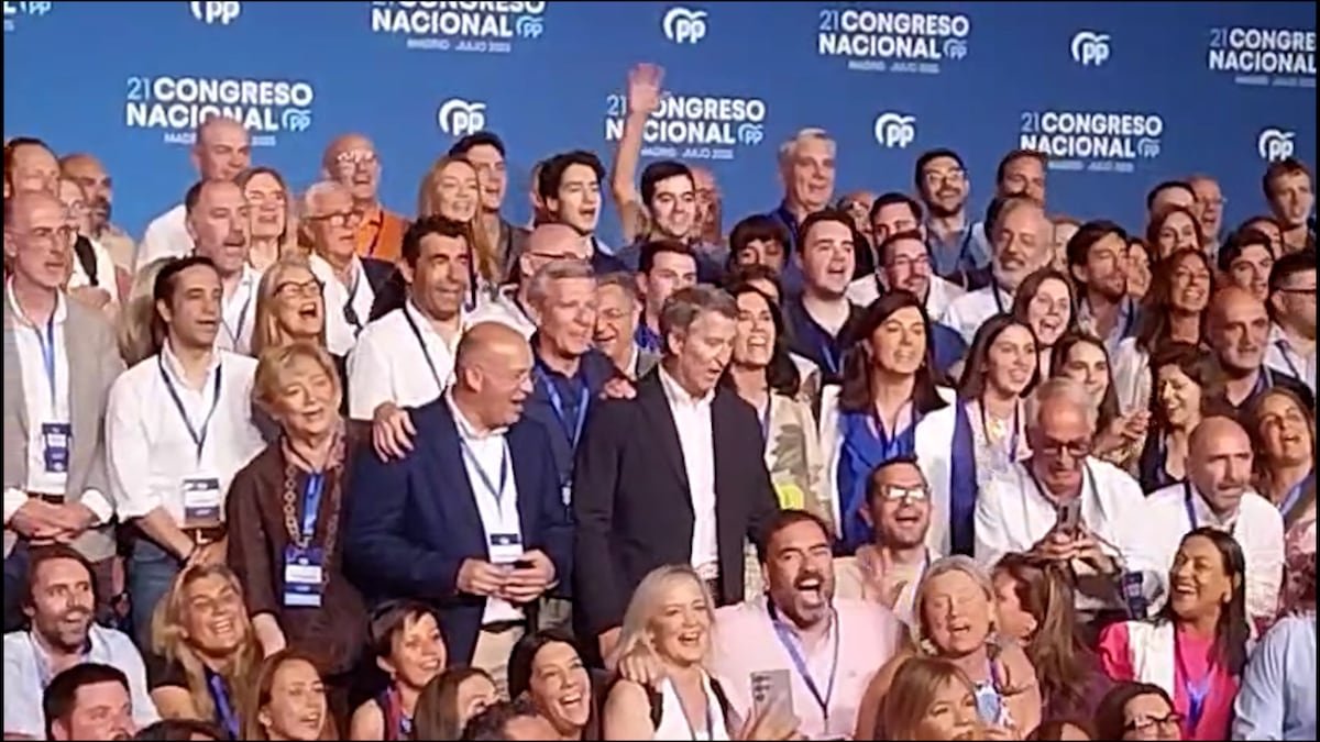 Lo que pasó tras las cámaras en el congreso del PP: de la canción ‘A Rianxeira’ con Feijóo a los libros de Aznar y las fresas de Ayuso | España