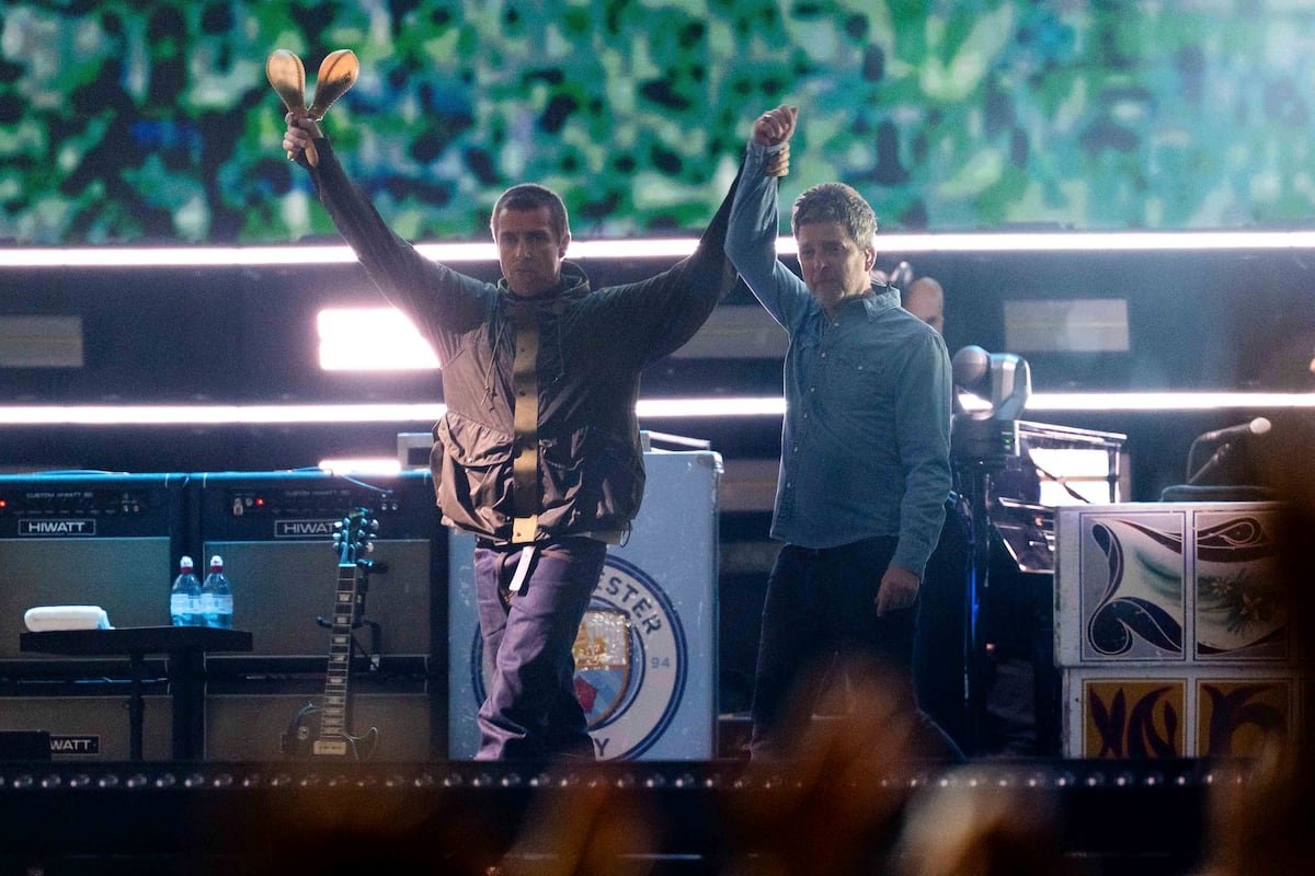 Los Gallagher salen de la mano y ofrecen un sensacional concierto en la primera fecha de Oasis | Cultura