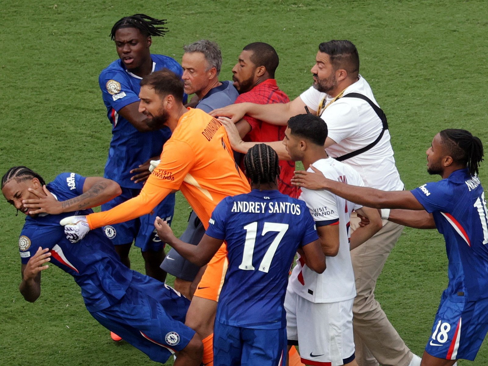 Luis Enrique agredió al brasileño Joao Pedro