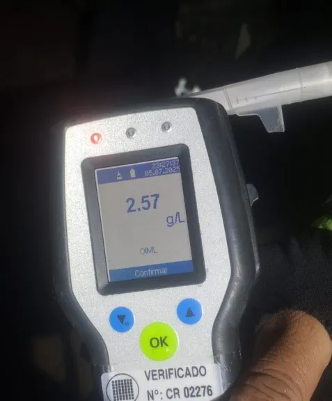 Manejaba borracho, sin papeles y chocó contra un montículo de tierra