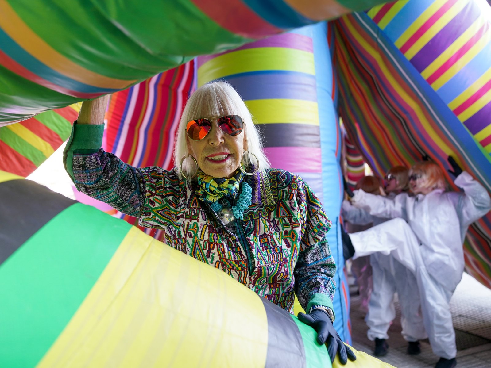 Marta Minujín inauguró «Golosina emocional», una experiencia inmersiva entre colchones y sonido