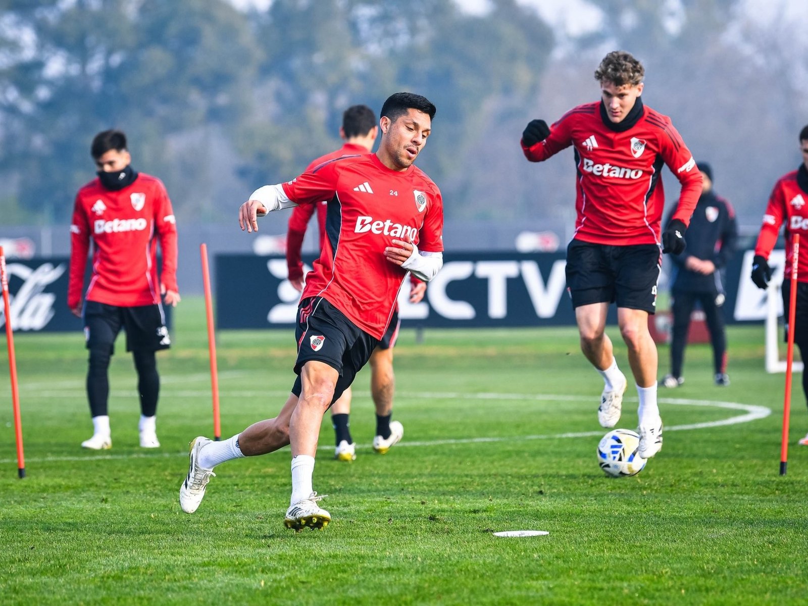 Maxi Salas tuvo su primer entrenamiento como jugador de River y tiene chances de debutar en el arranque del torneo