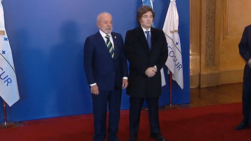 Milei amenazó con abandonar el Mercosur y Lula prometió proteger al bloque | Cumbre regional en Buenos Aires 