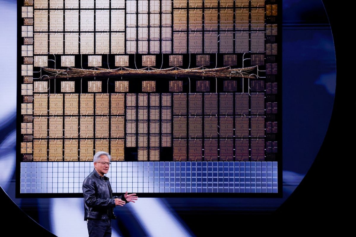 Nvidia, el gigante de los cuatro billones, se dispara a nuevos máximos históricos en Bolsa al volver a vender chips de IA en China | Economía