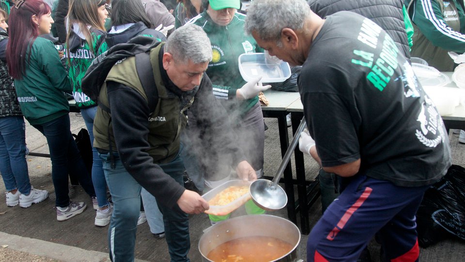 Ollas populares para visibilizar la crisis del modelo libertario | Protesta de los gremios en Plaza Constitución